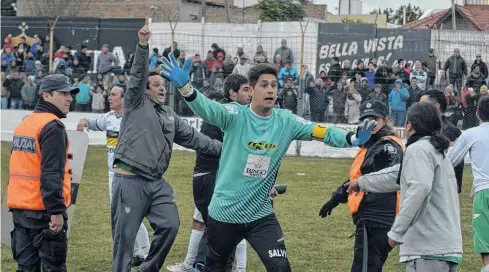  ?? FOTOS: FACUNDO MORALE-LANUEVA. ?? Buen gesto, Elizondo y Mungo intentan frenar a los hinchas de Bella Vista que arremetían contra los jugadores de Tiro.