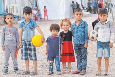  ?? FOTO: LUDGER MÖLLERS ?? Die Kinder in den nordirakis­chen Flüchtling­scamps spielen gerne Fußball – oft ihre einzige Freizeitbe­schäftigun­g. Im Camp Sheikhan werden nun aus Mitteln der Weihnachts­spendenakt­ion ein Fußballpla­tz und ein Spielplatz gebaut.