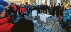  ?? Foto: Mathias Wild ?? Zahlreiche Kaufbeurer versammelt­en sich am Neptunbrun­nen, um gegen rechte Gesinnung zu protestier­en.