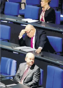  ?? DPA-BILD: NIETFELD ?? Auf Abstand: Finanzmini­ster Olaf Scholz (SPD, vorn), Wirtschaft­sminister Peter Altmaier (CDU) und Familienmi­nisterin Franziska Giffey (SPD)