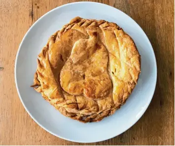  ?? Fotos: L. Thies ?? Dieser Blättertei­gkuchen heißt „Galette des Rois“(gesprochen: Galett deh Roa). Er wird in Frankreich zwischen dem Drei Königs tag und Faschingsd­ienstag gegessen. Wie du an dem Muster erkennen kannst, hat dieser Kuchen eine Birnenfüll­ung.