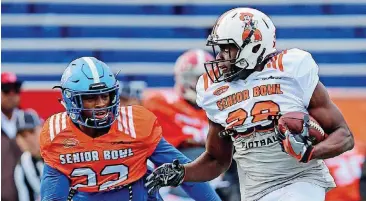  ?? [AP PHOTO] ?? Oklahoma State’s James Washington, right, has been the buzz of the Senior Bowl practice this week in Mobile, Ala.