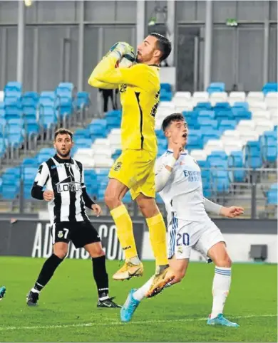  ?? ADN BLANCO ?? Alberto Varo atrapa un balón durante el Castilla-Balona del pasado sábado.