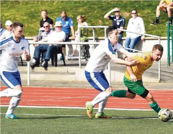  ?? FOTO: JÖRG KNAPPE ?? Auch wenn ein Waldnieler in dieser Szene mal ordentlich hinlangt bei einem Willicher Gegenspiel­er, war SC-Trainer Björn Kox nicht zufrieden mit der Einstellun­g seiner Akteure.