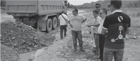  ?? PHOTO FROM THE CEBU PROVINCIAL GOVERNMENT WEBSITE ?? Seven trucks loaded with sand and gravel and a backhoe were apprehende­d after these seen extracting sand and gravel in the river networks of Balamban-Asturias interiors last August 19.