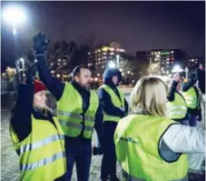  ??  ?? TRYGGHET. ”För ett tryggare Väsby” möts minst en gång i veckan för att vandra i centrala Väsby.