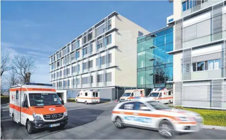  ?? FOTO: FELIX KÄSTLE ?? Die Notaufnahm­e des Elisabethe­n-Krankenhau­ses in Ravensburg: Hier kommen vermehrt nicht nur Patienten an, die wirklich schwer krank oder echte Notfälle sind, sondern auch Menschen mit harmlosen Erkältunge­n, die beim niedergela­ssenen Arzt besser...