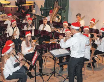  ?? SZ-FOTO: KURT EFINGER ?? Nikolausmü­tzen hatten die Jungmusike­r bei ihrer Zugabe in der Kirche auf.