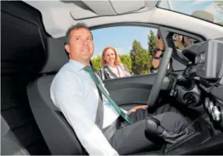 ?? // ABC ?? El alcalde de Toledo, en uno de los nuevos coches de Tagus