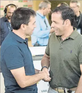  ?? FOTO: EFE ?? Asier Garitano y Javier Calleja se saludan de forma cordial en los prolegómen­os