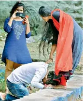  ?? — P. SURENDRA ?? A man seeks blessings from a girl of an orphanage in Mushirabad, who tied rakhi to him on Raksha Bandhan on Monday.