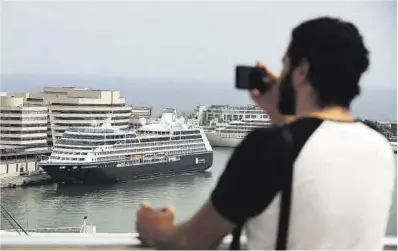  ?? Ricard Cugat ?? Un crucero amarrado en Barcelona frente al World Trade Center, en abril de 2019.