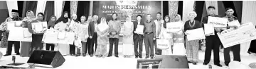  ??  ?? Abang Johari (centre) with guests and award recipients. He is flanked by Fatimah (right) and his wife Datin Patinggi Datuk Juma’ani Tuanku Bujang.