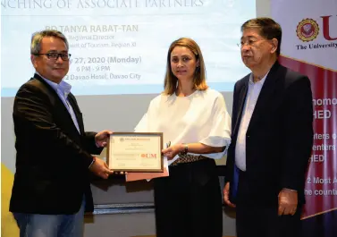  ??  ?? EDGARDO CASTILLO, UM senior vice president, accepts the Certificat­e of Associate president from Atty. Leoncio Villa-Abrille and AmCham Manila consultant for corporate partnershi­p Christina Winton.