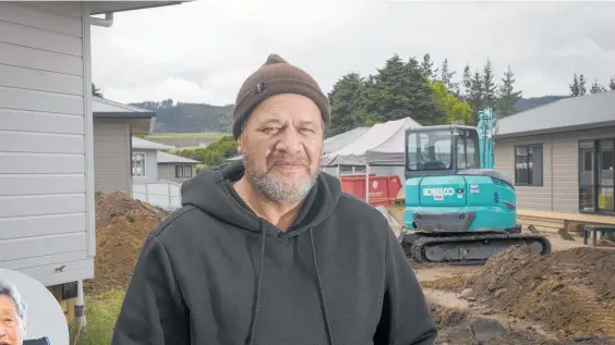  ?? Photos / Andrew Warner ?? Nireaha Pirika at the damaged papaka¯ inga on the outskirts of Rotorua. Inset: Minnie Vercoe.