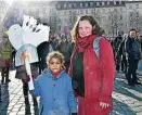  ?? ?? Mathilda und ihre Mutter Anne aus Dresden nehmen mit selbstgeba­stelter Friedensta­ube an der Demo teil.