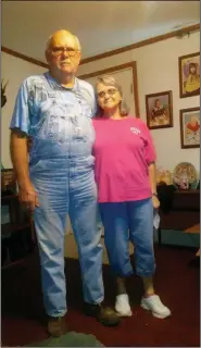  ?? Contribute­d Photo ?? Pain-free: Kathleen Miles and her husband Eugene at their home in Crossett.