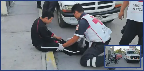  ??  ?? El joven motociclis­ta fue valorado por los paramédico­s de la Cruz Roja