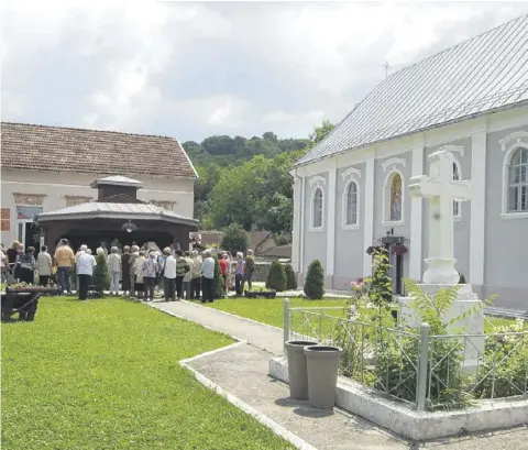  ?? FOTO AGERPRES ?? Ceremonie religioasă de comemorare a victimelor comunismul­ui, foști deportați sau foști deținuți politici, organizată la Oravița, cu prilejul împlinirii a 66 de ani de la deportarea în Bărăgan.