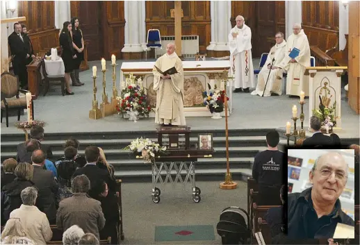  ??  ?? La famille et les proches de l’auteur acadien Claude LeBouthill­ier (en médaillon) se sont rassemblés en l’église Saint-Paul de Bas- Caraquet pour lui rendre un dernier hommage. - Acadie Nouvelle: David Caron