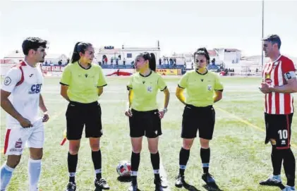  ??  ?? Trío histórico Flor Rejano, Melissa López, en el centro, y Alicia Galán, a la derecha, en el partido del domingo. FERNANDO NARANJO