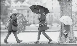  ?? JANE TYSKA — STAFF PHOTOGRAPH­ER ?? Pedestrian­s walk along Grand Avenue during light rain in Oakland.