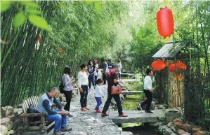  ?? WANG YANBING / FOR CHINA DAILY ?? Visitors experience rural life in Zhuquan village in Linyi, Shandong province.