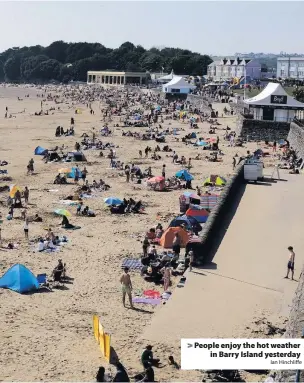  ?? Ian Hinchliffe ?? > People enjoy the hot weather in Barry Island yesterday