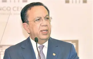  ?? EDWARD ROUSTAND ?? Héctor Valdez Albizu, gobernador del Banco Centrál, durante el acto.