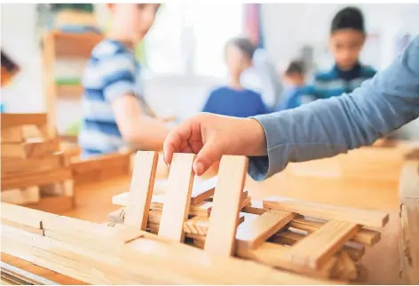  ?? FOTO: ROLF VENNENBERN­D/DPA (SYMBOL) ?? Kinder spielen mit Holz in einer Evangelisc­hen Kindertage­sstätte.