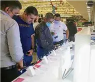  ?? ?? Hoy los colombiano­s hacen sus compras más planeadas.vr