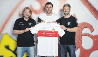  ?? FOTOS (2): VFB STUTTGART ?? Sven Mislintat (li.) und Thomas Hitzlsperg­er nehmen Hamadi Al Ghaddioui in die Mitte.