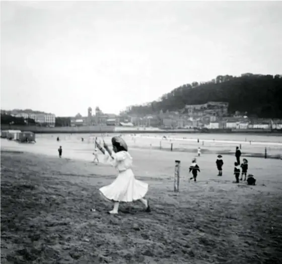  ?? PATRIMONIO ?? Una niña juega en la playa de la Concha, 1873