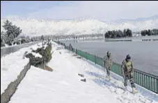  ?? HT PHOTO ?? Security personnel patrolling the snow-covered banks of Dal Lake in Srinagar on Tuesday. >>P6