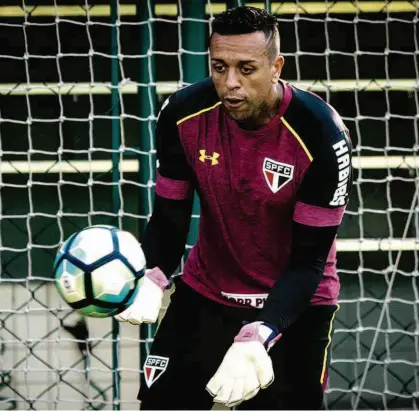  ?? Ronny Santos - 31.mai.17/Folhapress ?? O goleiro Sidão, de 34 anos, vai voltar à meta do São Paulo na tarde de hoje, contra o Avaí, fora de casa, pela 21ª rodada do Brasileirã­o; a equipe do técnico Dorival Júnior vai tentar emendar duas vitórias seguidas