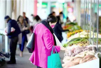  ?? AFP/VNA Photo ?? People shopping at a supermarke­t in Canberra.