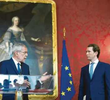  ?? Foto: Georg Hochmuth, dpa ?? Welch ein Land kann in einer Regierungs­krise schon solch einen gediegenen Rahmen bieten? Österreich­s Bundespräs­ident Alexander Van der Bellen empfing Bundeskanz­ler Sebastian Kurz in der Wiener Präsidents­chaftskanz­lei.