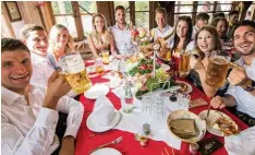  ?? Foto: dpa ?? Dass die Stimmung am Tisch der Angestellt­en besser als bei den Bossen ist, gilt auf der Wiesn als normal.