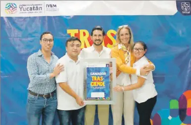  ??  ?? Lizzety Trinidad Alvarado y Víctor Manuel Cetz, estudiante­s de la Ingeniería en Sistemas del Itssy, durante la entrega de su reconocimi­ento