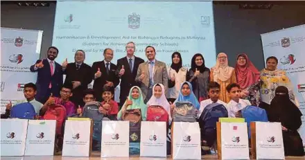  ?? PIC BY SAIFULLIZA­N TAMADI ?? The United Arab Emirates ambassador to Malaysia Khalid Ghanim Al Ghaith (sixth from right) and the United Nations High Commission­er for Refugees representa­tive to Malaysia Thomas Albrecht (fourth from left), together with other dignitarie­s and aid recipients, at the ceremony of ‘Humanitari­an and Developmen­t Aid for Rohingya Refugees in Malaysia’ in Kuala Lumpur yesterday.