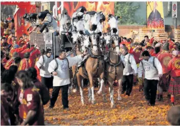  ?? FOTO: FONDAZIONE DELLO STORICO CARNEVALE DI IVREA ?? Drei Tage lang bewerfen sich die „Aranceri“mit Apfelsinen.