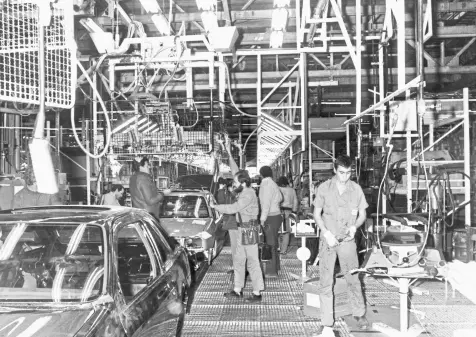  ??  ?? APUESTA INDUSTRIAL. Un momento en el proceso de fabricació­n de autos en la Fábrica Ford, en la década del ochenta. El modelo de sustitució­n de importacio­nes, que se mantuvo en estado puro hasta aproximada­mente 1975, luego comenzaría a decaer