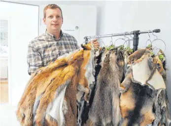  ?? FOTO: DPA ?? Frederik Daniels leitet die Abbalgstat­ion der Fellwechse­l GmbH, in Rastatt. Statt im Müll zu landen, sollen die Pelze zu Mode aus Deutschlan­d verarbeite­t werden.
