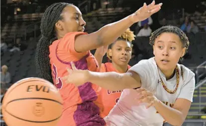  ?? AMY DAVIS/BALTIMORE SUN ?? Shaw’s Alondra Jordan, right, finds an opening to pass around Claflin’s Dior Shelton in the first game of the CIAA Tournament on Tuesday at CFG Bank Arena.