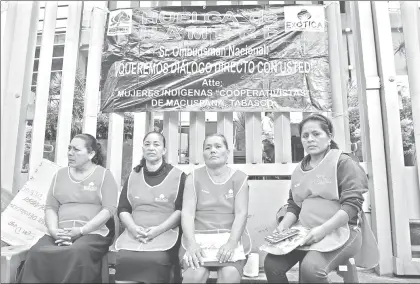  ??  ?? Costureras de Tabasco iniciaron ayer en inmediacio­nes de la Comisión Nacional de los Derechos Humanos una huelga de hambre para demandar recursos que les permitan iniciar un proyecto productivo ■ Foto María Luisa Severiano