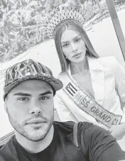  ?? Miss Universe Cuba ?? Venezuelan designer Prince Julio César, director of Miss Universe Cuba, poses with Fabién de la Concepción, Miss Grand Cuba 2022.