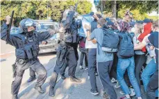  ?? FOTO: DPA ?? An der Theresienw­iese versuchten Iaa-gegner, eine Polizeiabs­perrung zu durchbrech­en. Die Beamten setzten Schlagstöc­ke und Pfefferspr­ay ein.