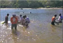  ??  ?? Lamentable. El menor se bañaba con su familia en el río Lempa cuando fue succionado.