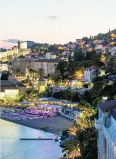  ?? ?? Vistas de la bahía y las murallas de Dubrovnik desde una de las habitacion­es del emblemátic­o Hotel Excelsior