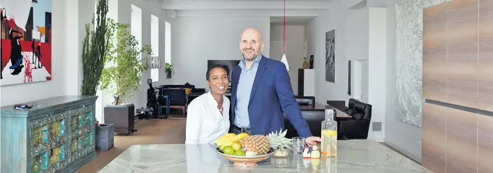  ??  ?? Die Künstlerin Pauline Marcelle mit ihrem Ehemann Michael Johann in ihrer loftähnlic­hen Wohnung in Wien-Neubau: „Wir wollen uns zu Hause safe fühlen.“